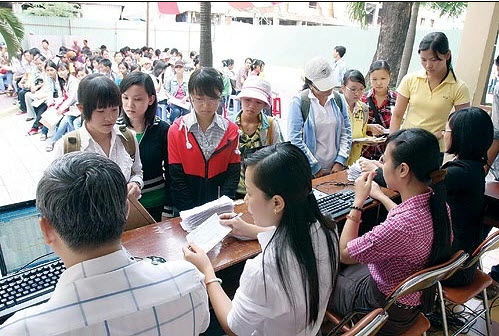 Bất cập trong việc cấp tiền miễn giảm học phí - Ảnh 1